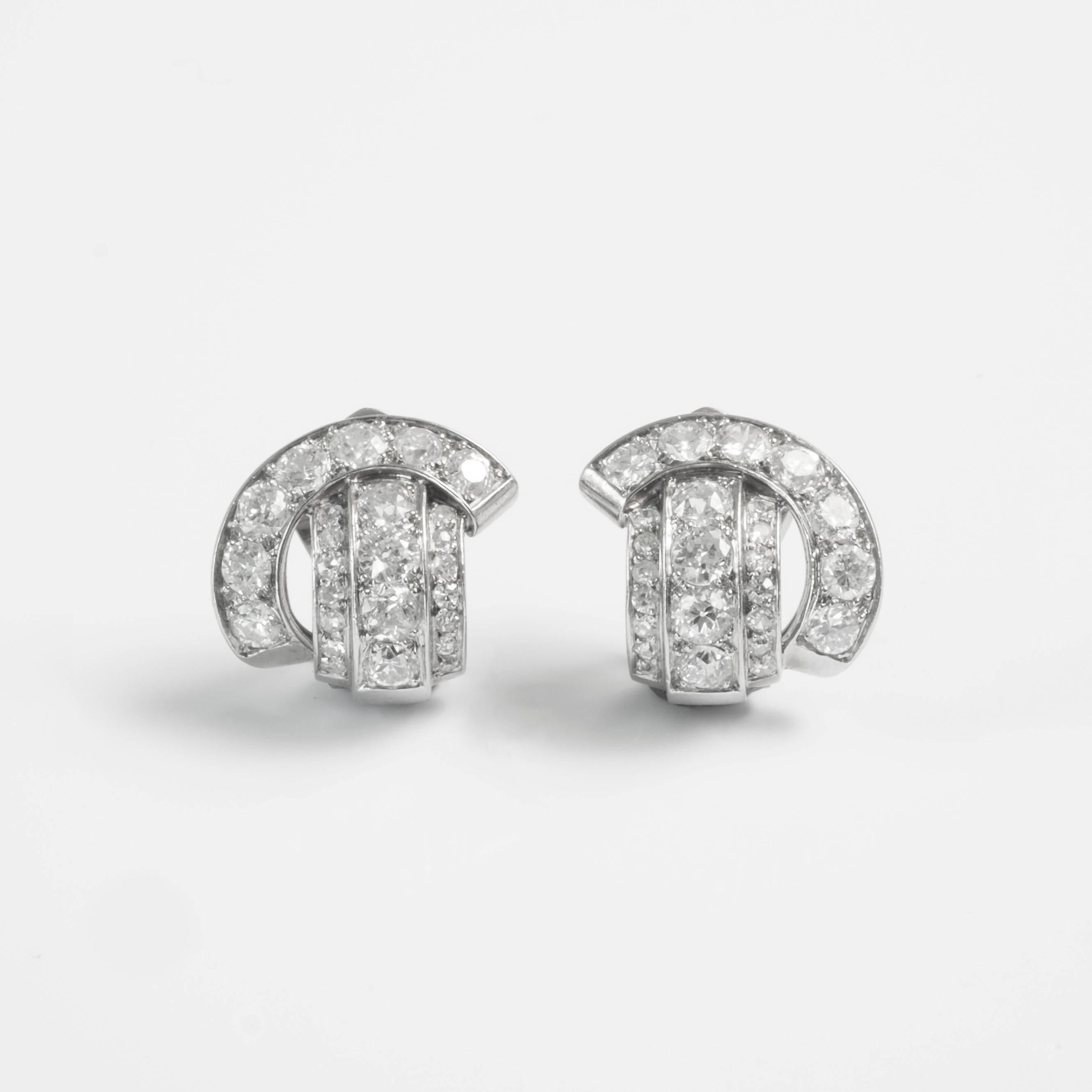 This pair of enchanting platinum and white gold earrings is of a geometric design: a deck on three levels surrounded by a semicircle. The unit is embellished with brilliant cut diamonds and set in grains. System clip and raquette.
Drawing Juliette