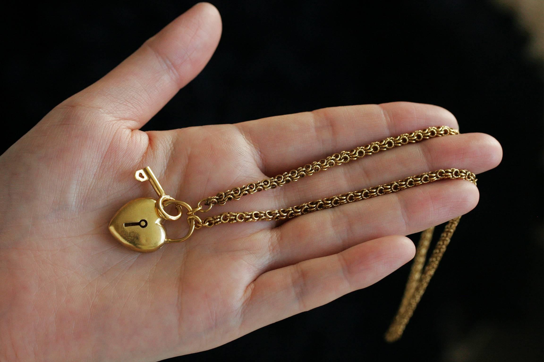 Victorian Necklace with Heart Padlock and Key In Good Condition In New York, NY