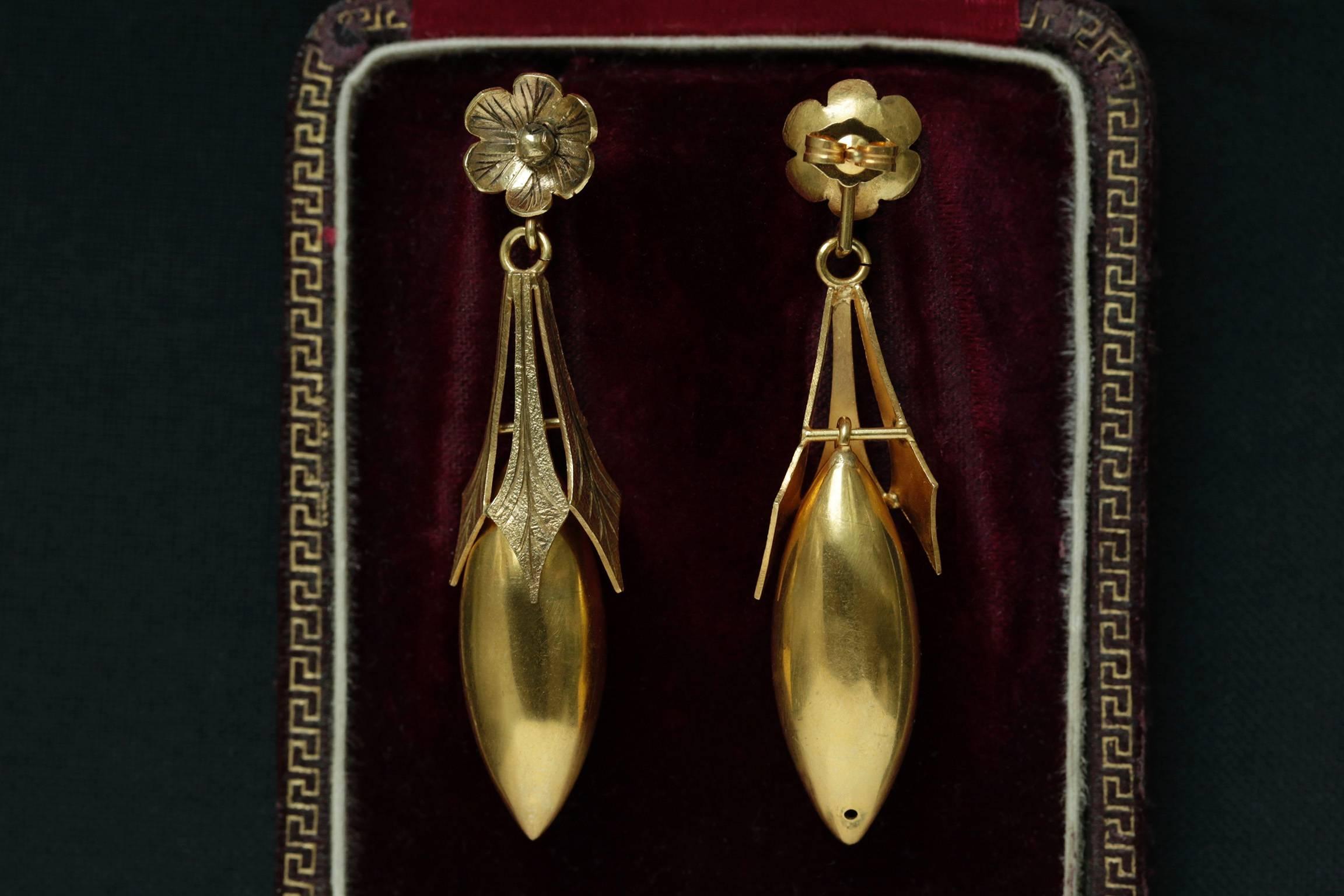 Victorian Gold Torpedo Earrings with Flower Top In Excellent Condition For Sale In New York, NY