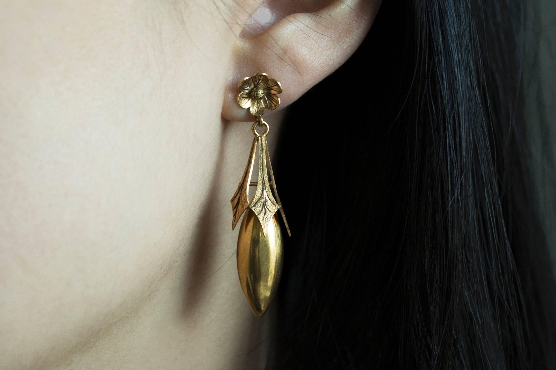 Women's Victorian Gold Torpedo Earrings with Flower Top For Sale
