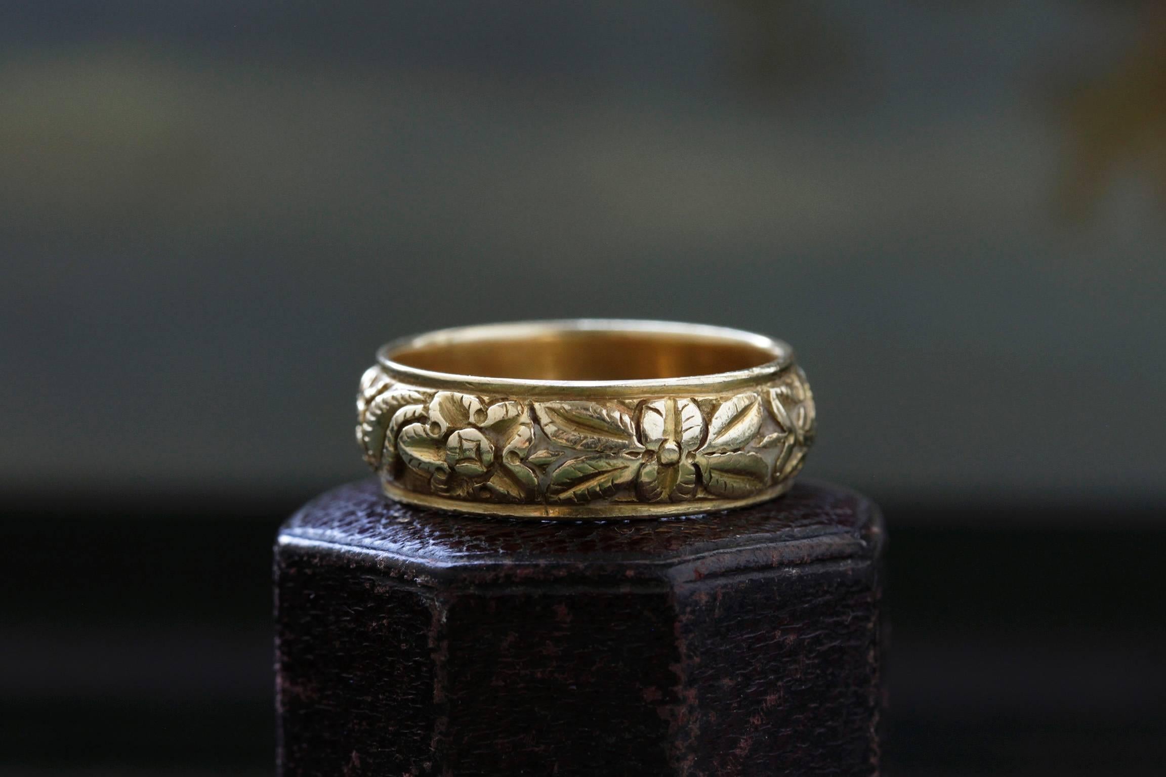 Georgian Gold Clasped Hands Ring In Excellent Condition In New York, NY