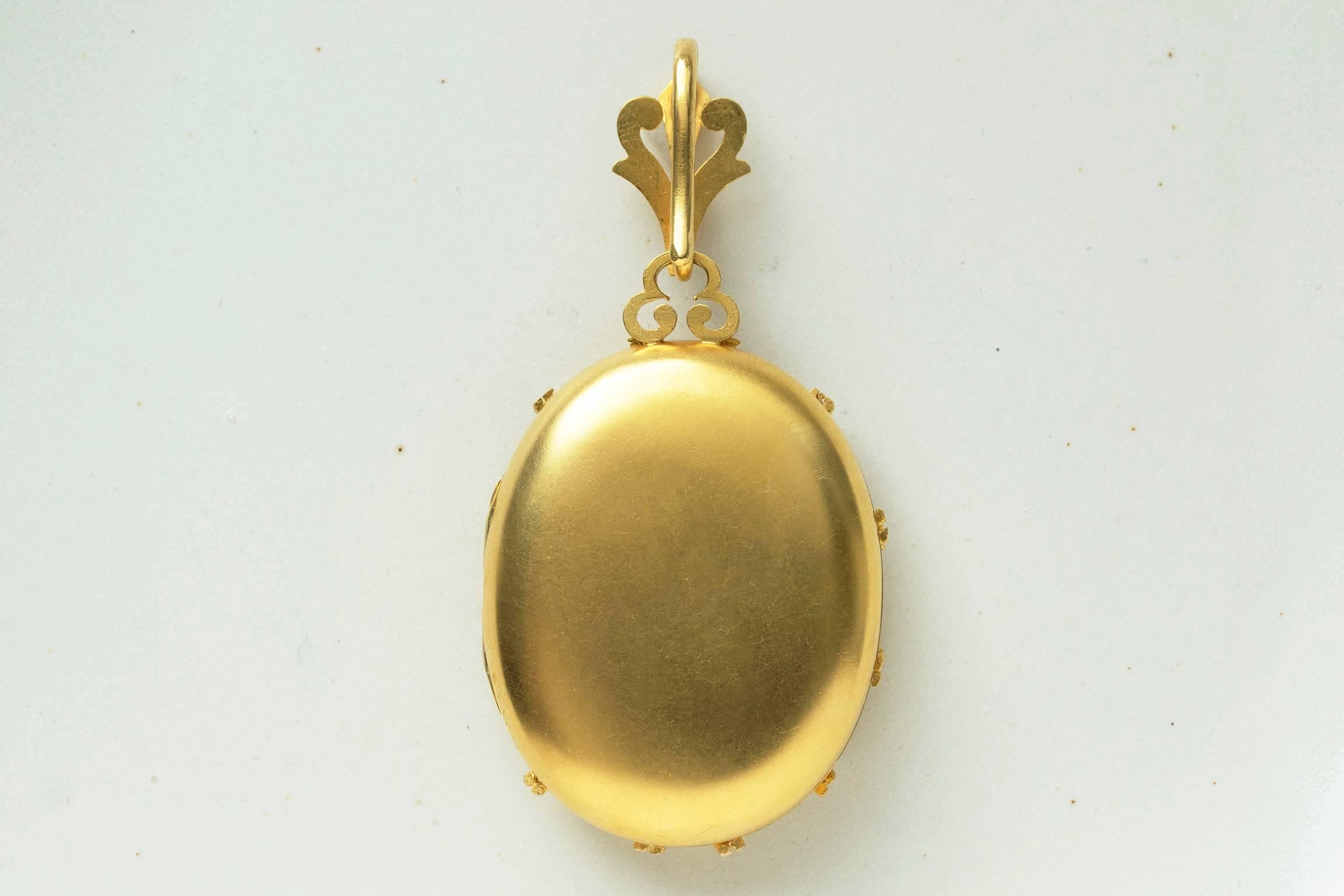 Antique Victorian Oversized Gold Locket In Excellent Condition For Sale In New York, NY