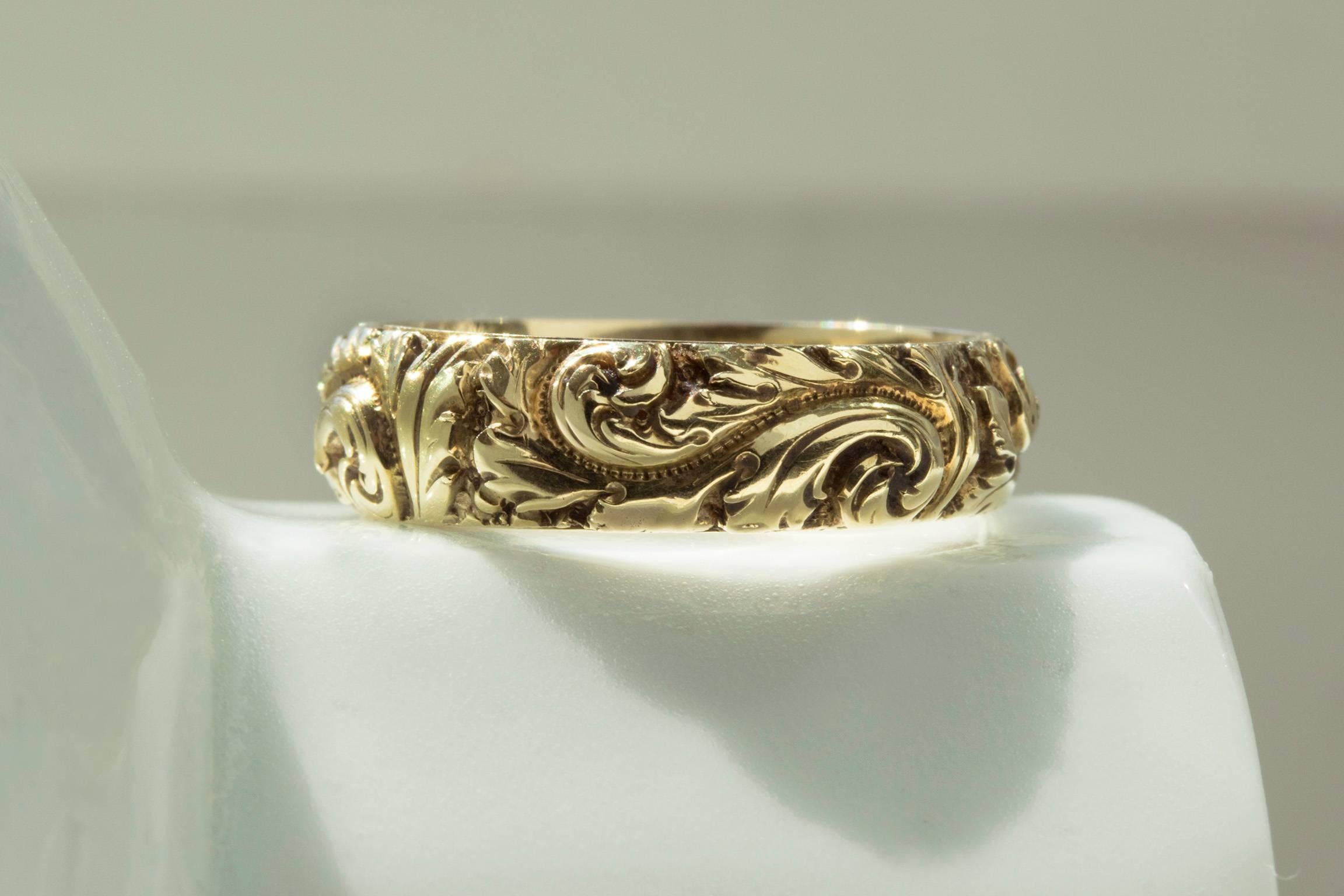 Georgian Chased Gold Secret Compartment Ring In Excellent Condition In New York, NY