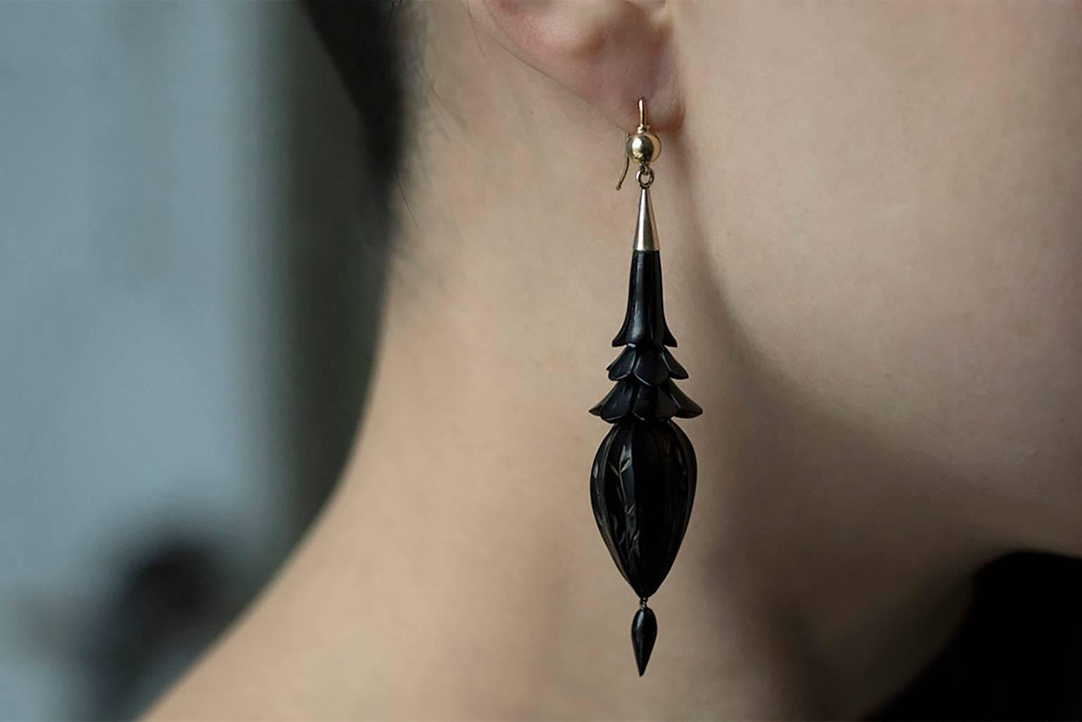 Victorian Carved Whitby Jet Drop Earrings In Excellent Condition For Sale In New York, NY