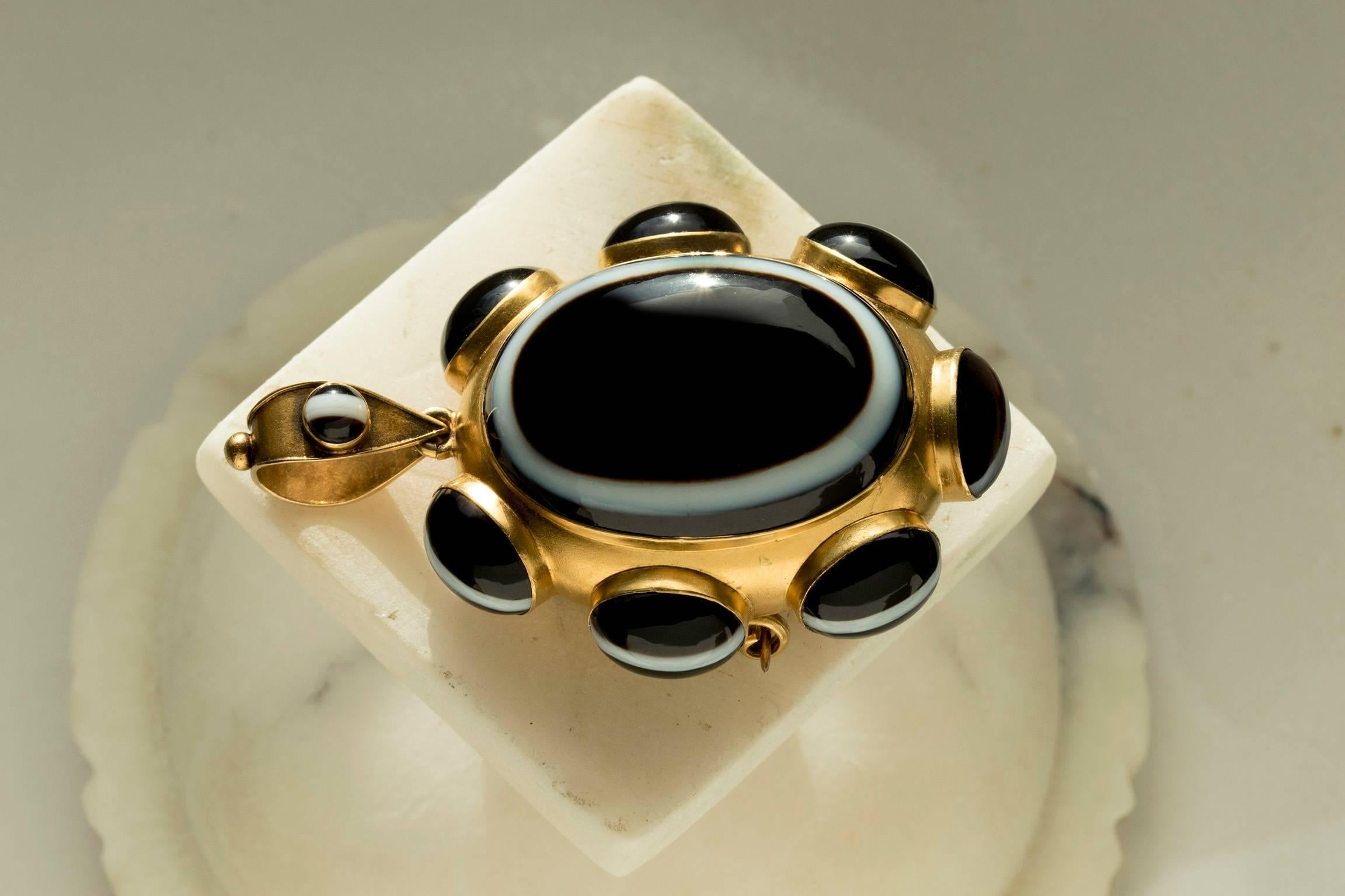 Victorian Banded Agate Gold Pendant with Locket Back In Excellent Condition For Sale In New York, NY
