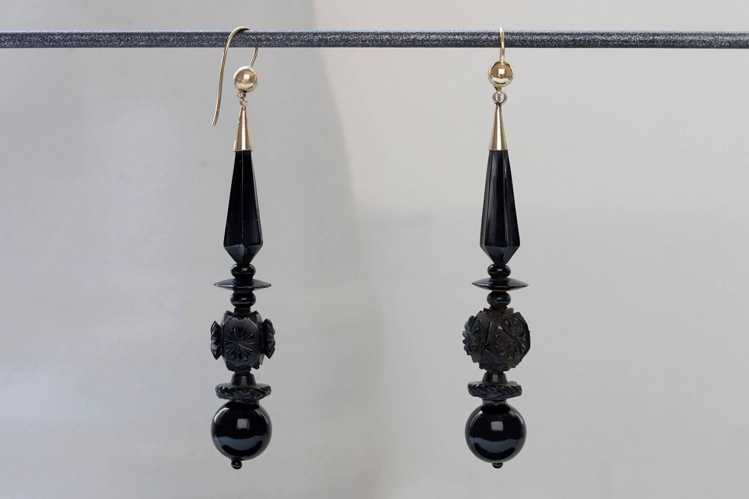 Victorian Elongated Carved Whitby Jet Drop Earrings In Good Condition In New York, NY