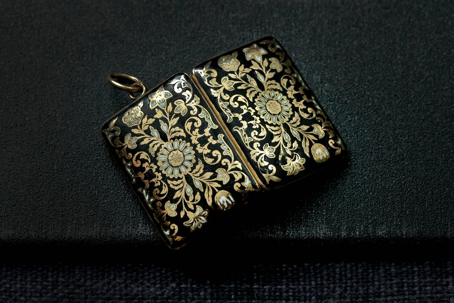 Early 19th Century Enamel Vinaigrette Pendant In Good Condition In New York, NY