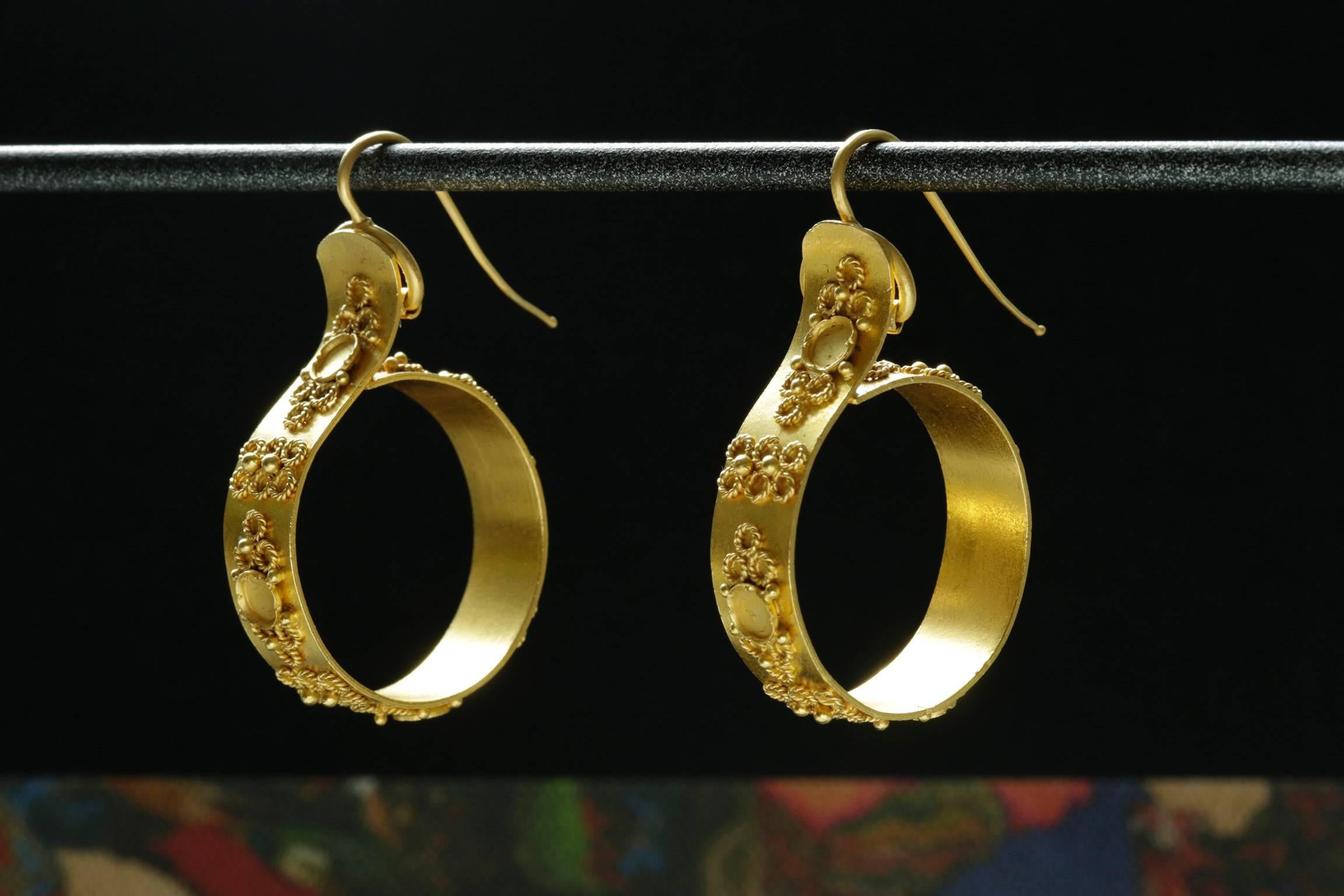 Victorian Pinchbeck Hoop Earrings In Excellent Condition For Sale In New York, NY