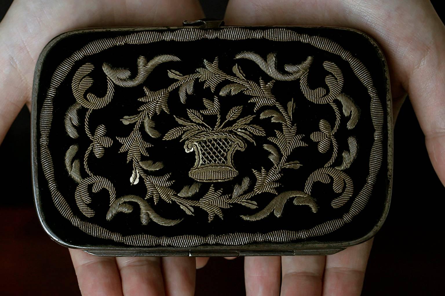Women's Victorian Purse with Golden Embroidery For Sale