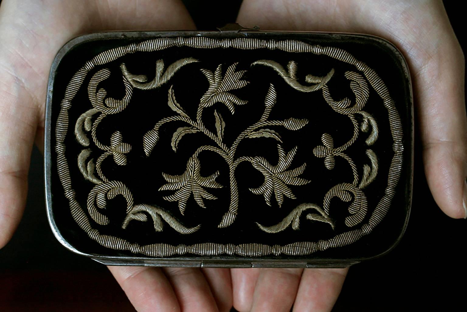 Victorian Purse with Golden Embroidery For Sale 1