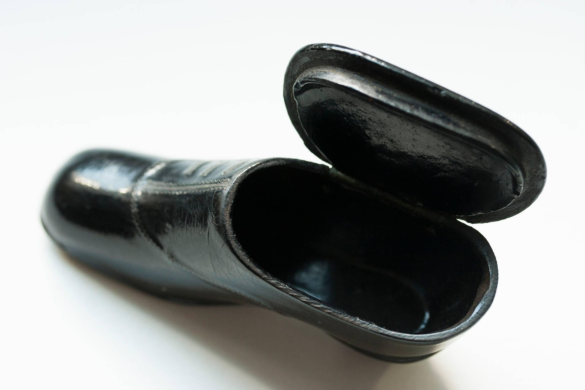 Early 19th Century Shoe-Shaped Snuff Box In Excellent Condition For Sale In New York, NY