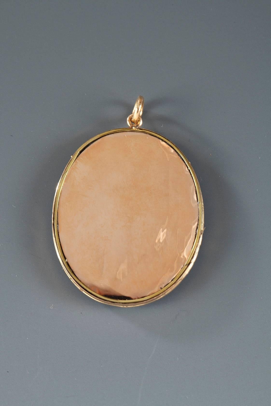 19th Century Enamel Gold Pendant with Pastoral Scene In Good Condition For Sale In Paris, FR