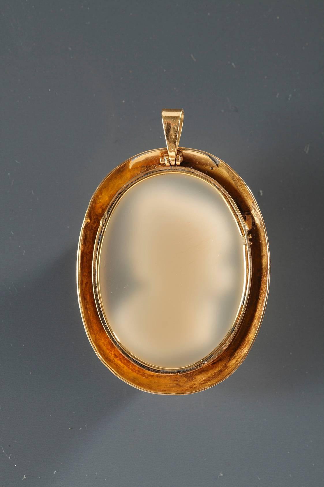 Mid-19th century gold-mounted cameo showing a young female bust. Her hair is set with roses and she is wearing a toga. The mounts are in dark gold. 
French mark tête d’aigle (eagle’s head).
 
Circa :1850

Dim: W: 1,3 in – D: ,4in – H: