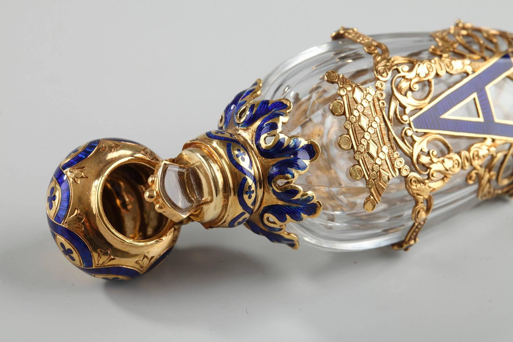 Late 19th Century Exceptional Crystal Flask with Enameled Gold Box In Excellent Condition For Sale In Paris, FR