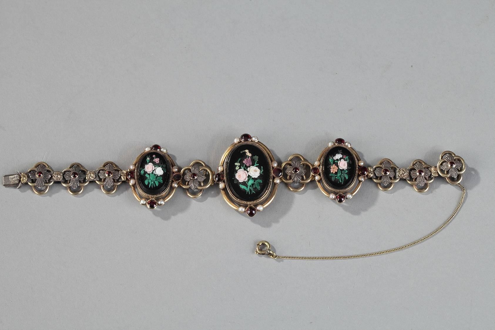 Mid-19th Century Silver-Gilt Bracelet with Micromosaic Medallions In Good Condition For Sale In Paris, FR