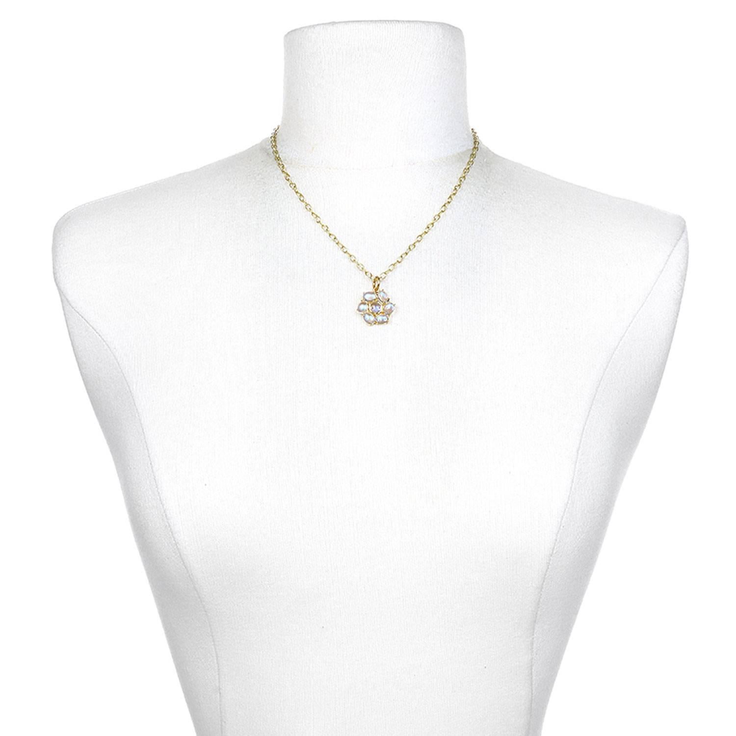 Contemporary Faye Kim 18k Gold Ceylon Moonstone Daisy Gold Pendant Necklace