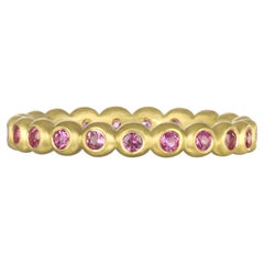 Faye Kim 18 Karat Gold Rosa Saphir Eternity Band Ring