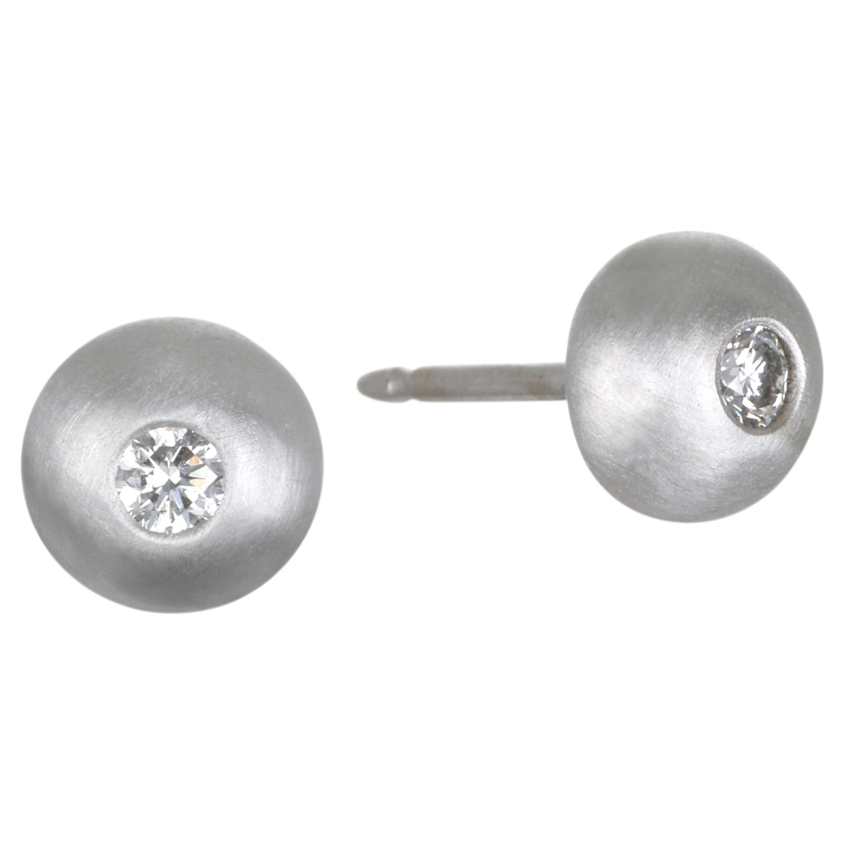 A Kim Boucles d'oreilles dôme en or blanc 18 ct, .12tcw en vente