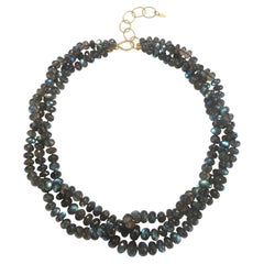 A Kim Kim Collier de perles de labradorite à trois brins en or 18 carats, 778ctw