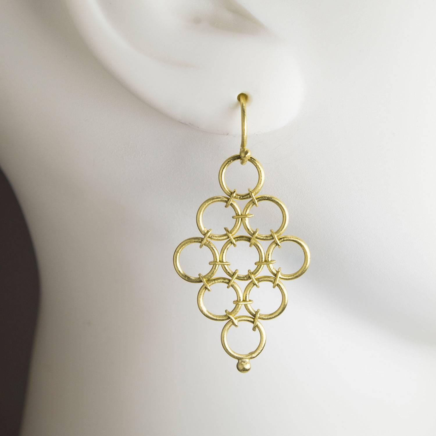 18 Karat Gold Handgefertigte Mesh-Tropfen-Ohrringe von Faye Kim im Zustand „Neu“ in Darien, CT