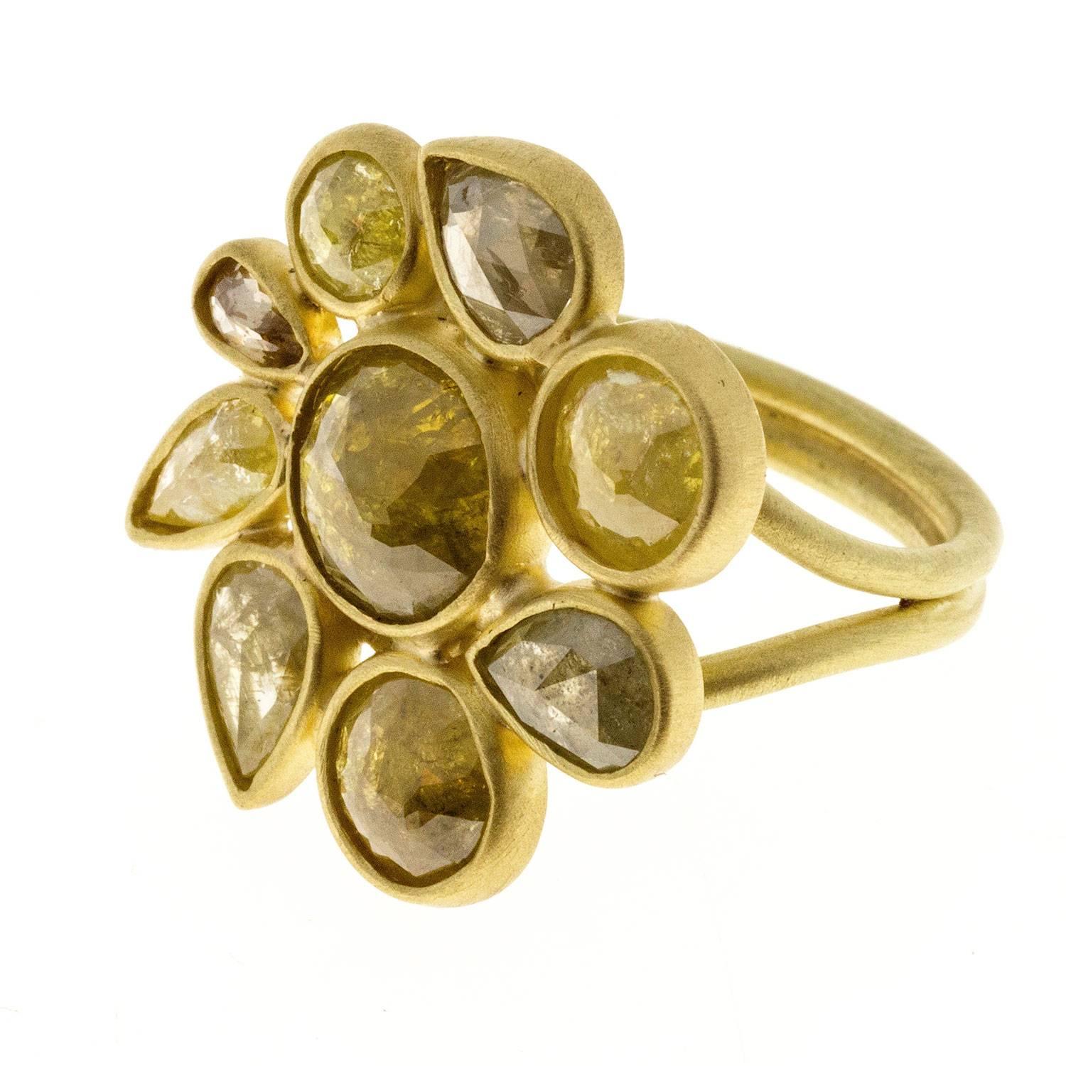 Faye Kim Milky Diamond Gold Flower Ring In New Condition In Westport, CT
