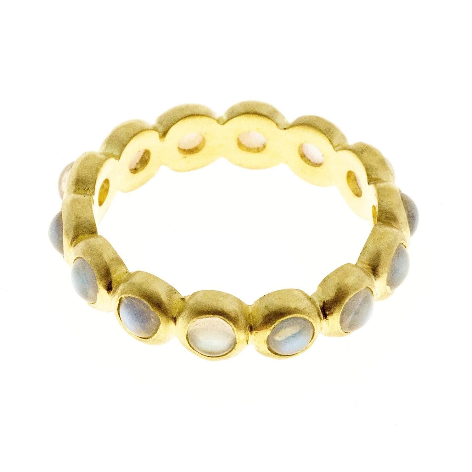18k green* gold baby Burma moonstone cabochon eternity band ring.

3/16 inches wide    Size 7.5

Other sizes available by special order.  

*Faye Kim offers design options in all precious metals and finishes including yellow, white, and rose gold