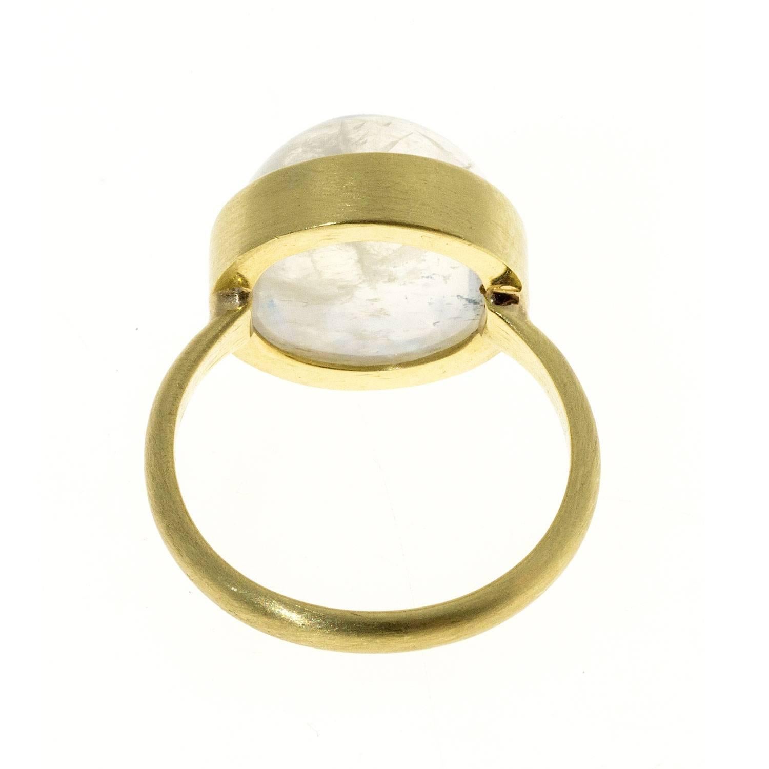 Faye Kim Modern Rainbow Moonstone Cabochon Gold Bezel Ring In Excellent Condition In Westport, CT