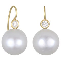 Pendientes Faye Kim de oro de 18 quilates y diamantes blancos con perlas del mar del Sur