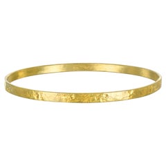 Faye Kim Bracelet jonc ovale martelé en or 18 carats