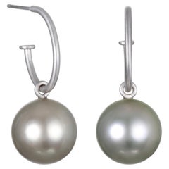 Aros de platino de Faye Kim con pendientes de perlas de Tahití desmontables