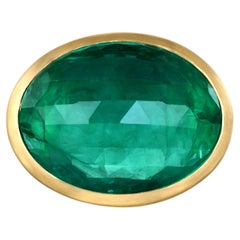 Anillo Faye Kim de oro de 22 quilates con esmeralda colombiana ovalada talla rosa, 21,6 quilates
