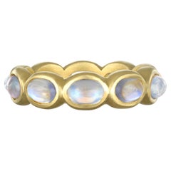 Anillo de eternidad de Faye Kim con piedra lunar ovalada y oro de 18 quilates, talla 7