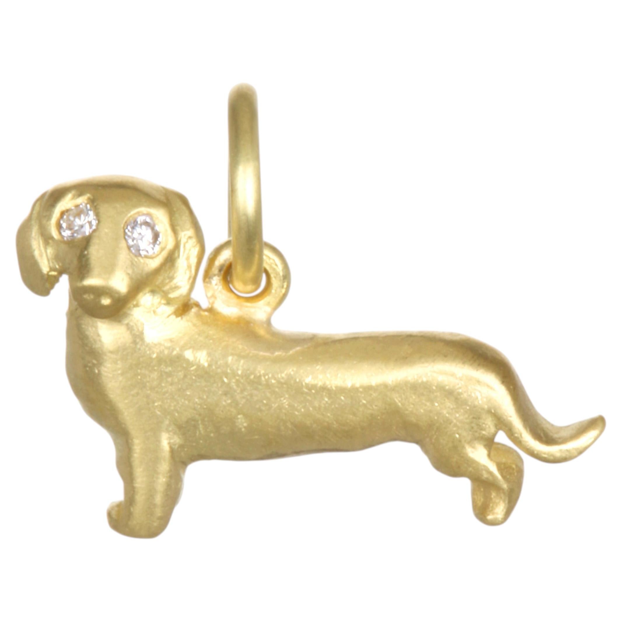 Faye Kim: colgante de perro salchicha en oro de 18 quilates con ojos de diamantes, 0,03 quilates en total