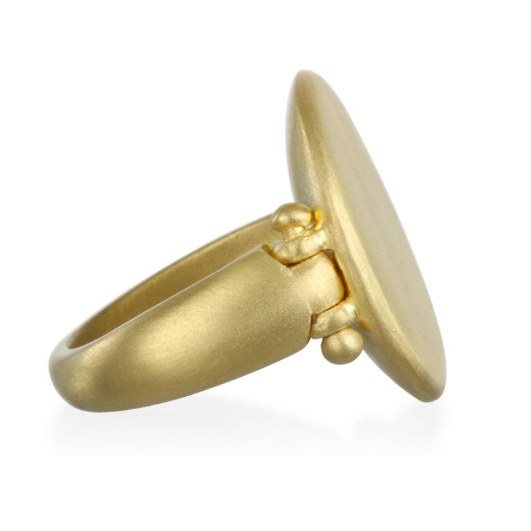 Faye Kim's interpretation of the classic signet ring in 18k matte gold is modern and fresh.     This simple and elegant free-form signet ring with a hinged shank is a standout design that will surely make a statement. 

Diameter: 20mm (approximately