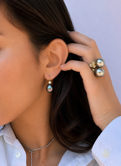 Pendientes de Faye Kim con perla negra de Tahití, diamantes y oro de 18 quilates