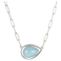 Collana Faye Kim in argento sterling con acquamarina a forma di pera e chiusura a graffetta