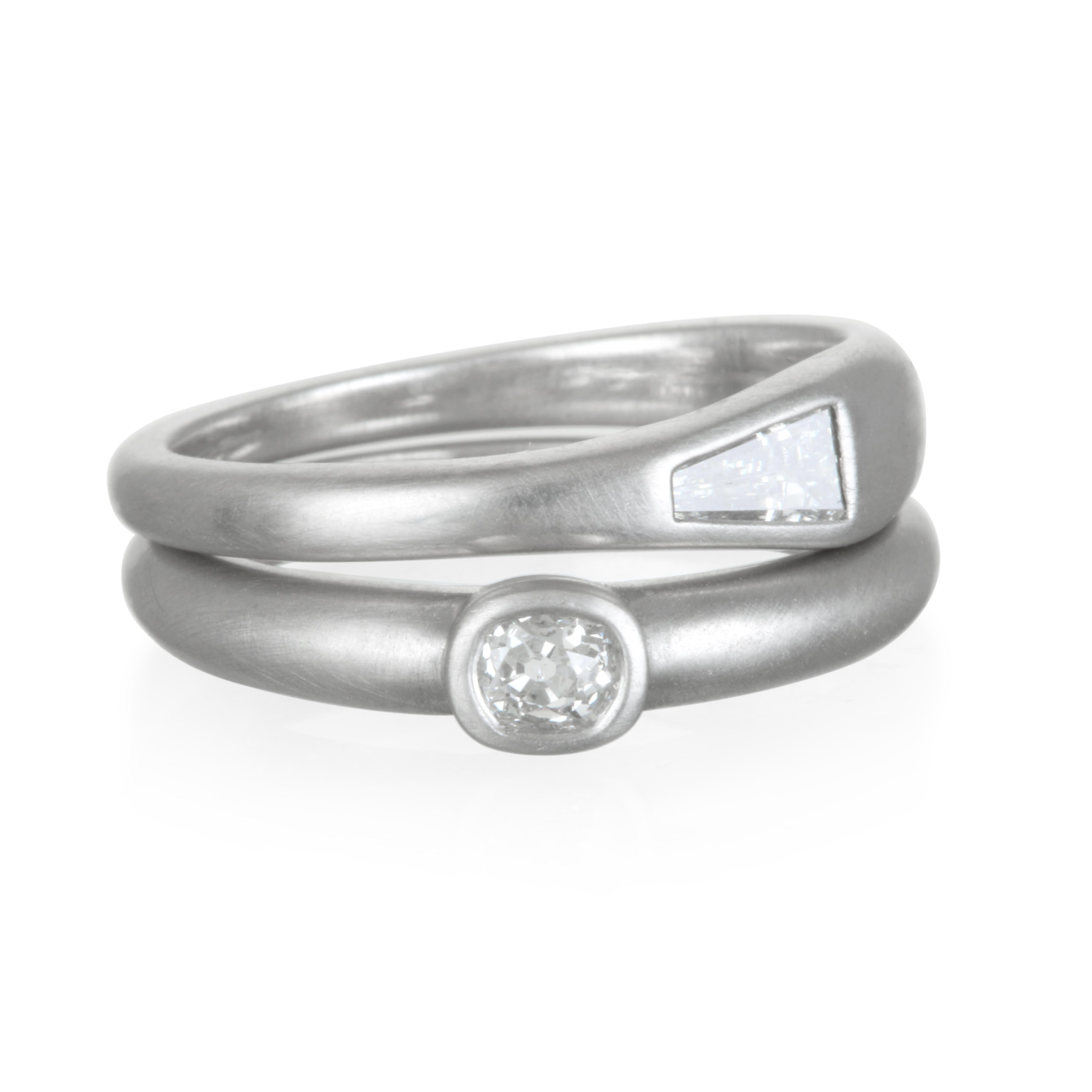 Platin Baguette-Ring mit spitz zulaufenden Diamanten von Kim, Platin (Baguetteschliff)