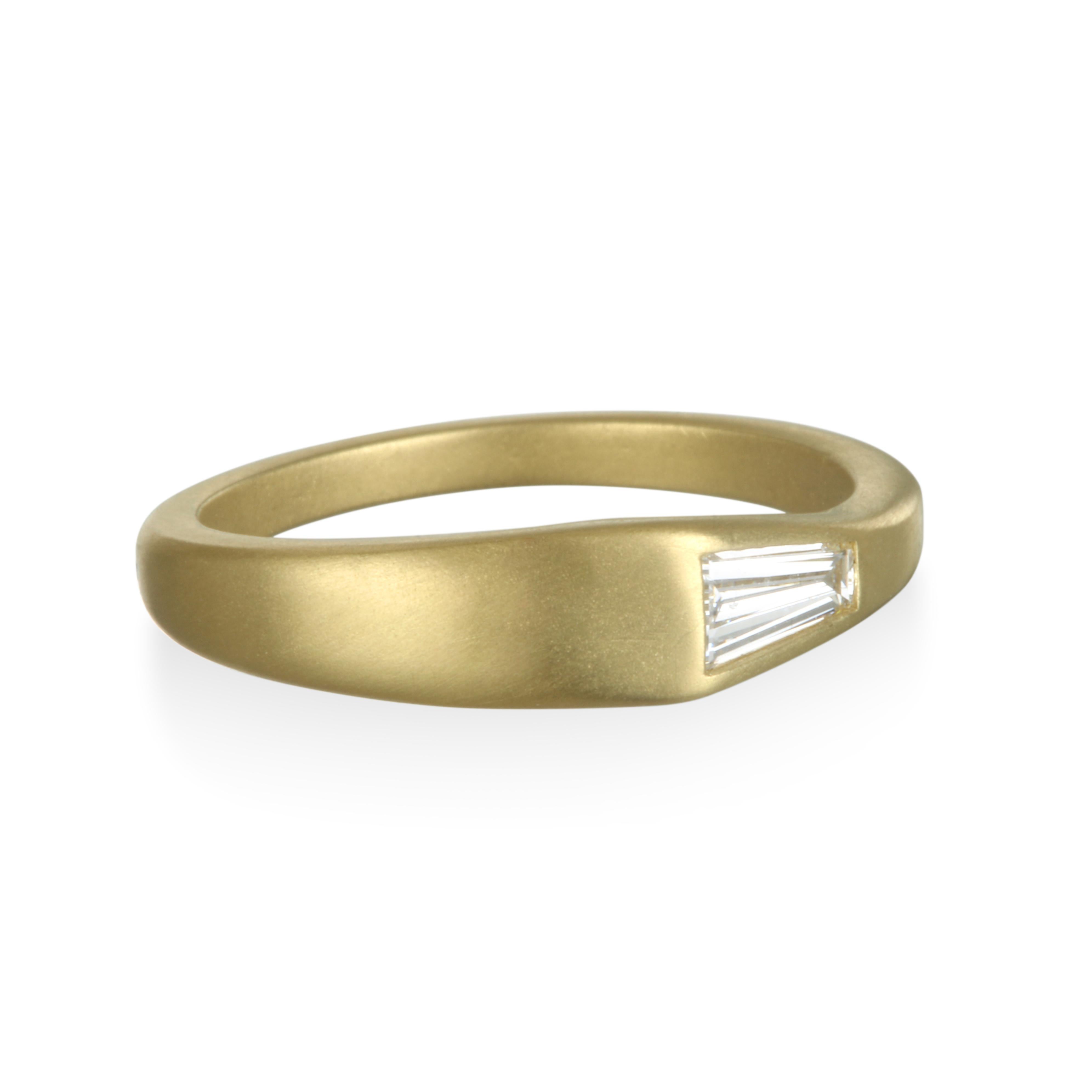 Modern und minimalistisch.  Mit diesem Diamantring aus 18 Karat Gold* können Sie sich das Ja-Wort geben.  Oder Sie können einen Stapel erstellen und Ihren eigenen Stil hervorheben.  Der unerwartete Diamant-Baguette leuchtet hell gegen die matte