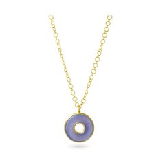 Faye Kim, collana con ciondolo rotondo in calcedonio in oro 18 carati, USA