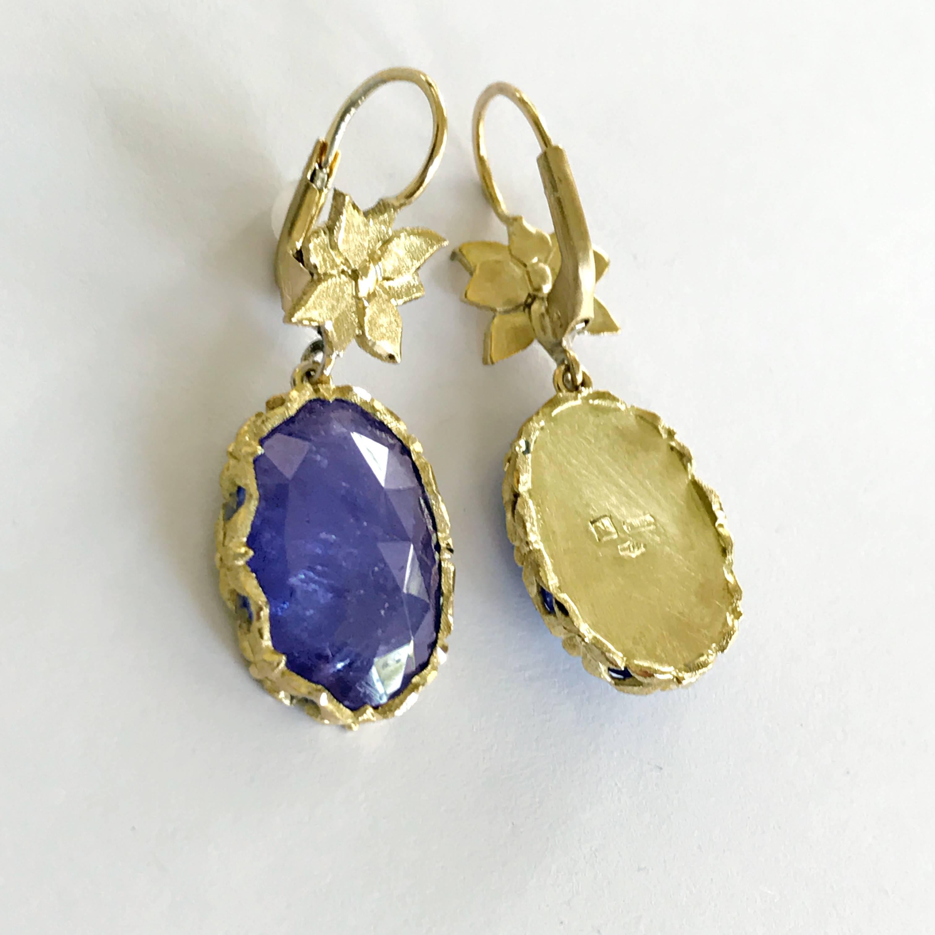 Dalben Tanzanite Leaf Engraved Gold Dangle Earrings For Sale 3