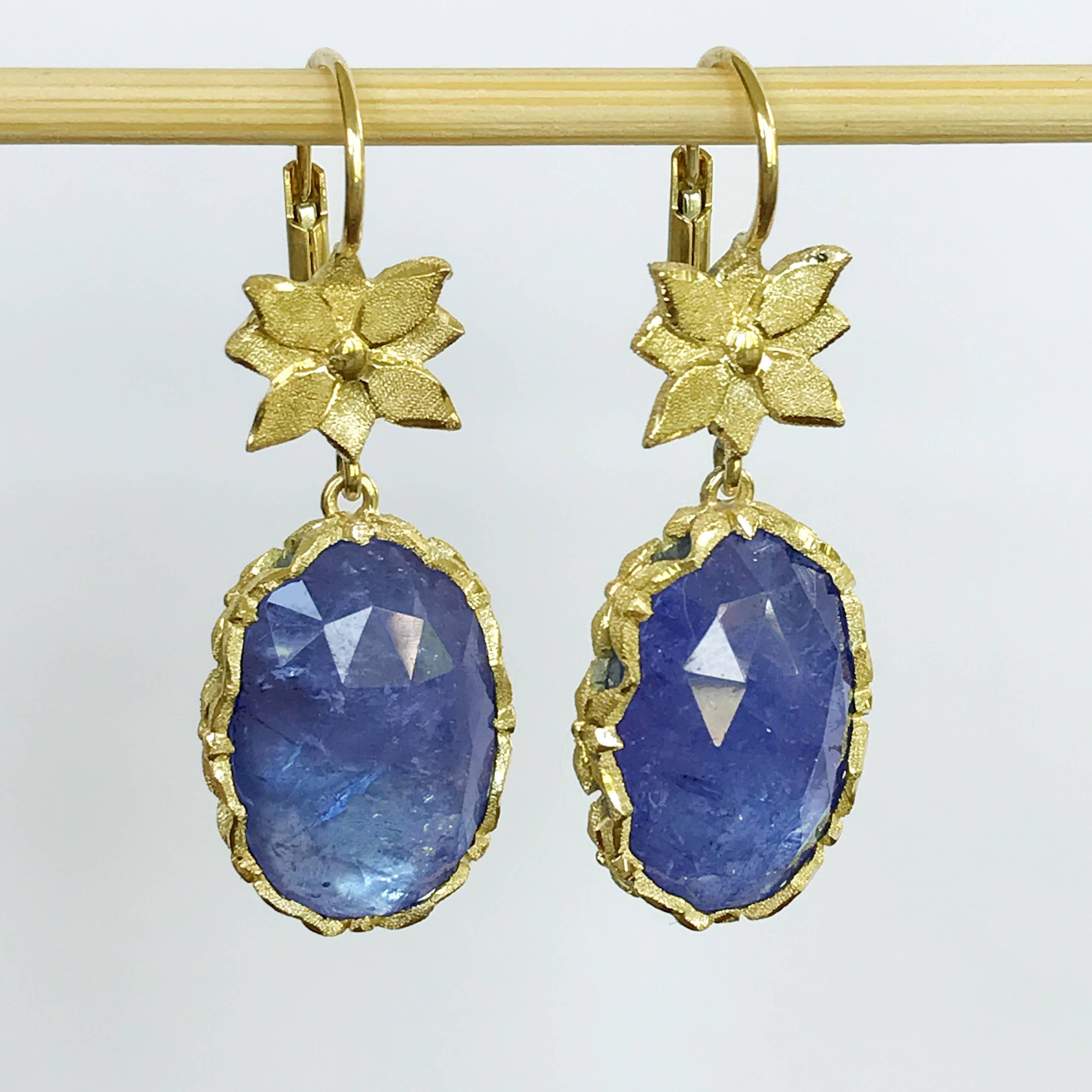 Dalben Tanzanite Leaf Engraved Gold Dangle Earrings For Sale 2