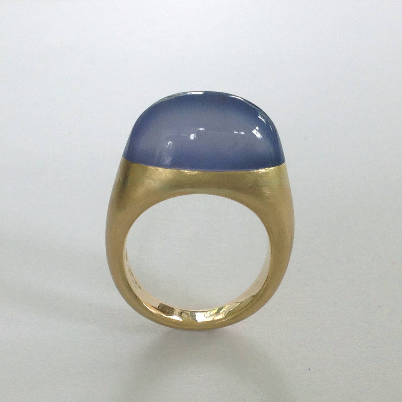 Dalben design 18k yellow gold ring with a 13 carat bezel-set Namibian Chalcedony.
Ring size 7 - EU 54 re-sizable to most finger sizes.