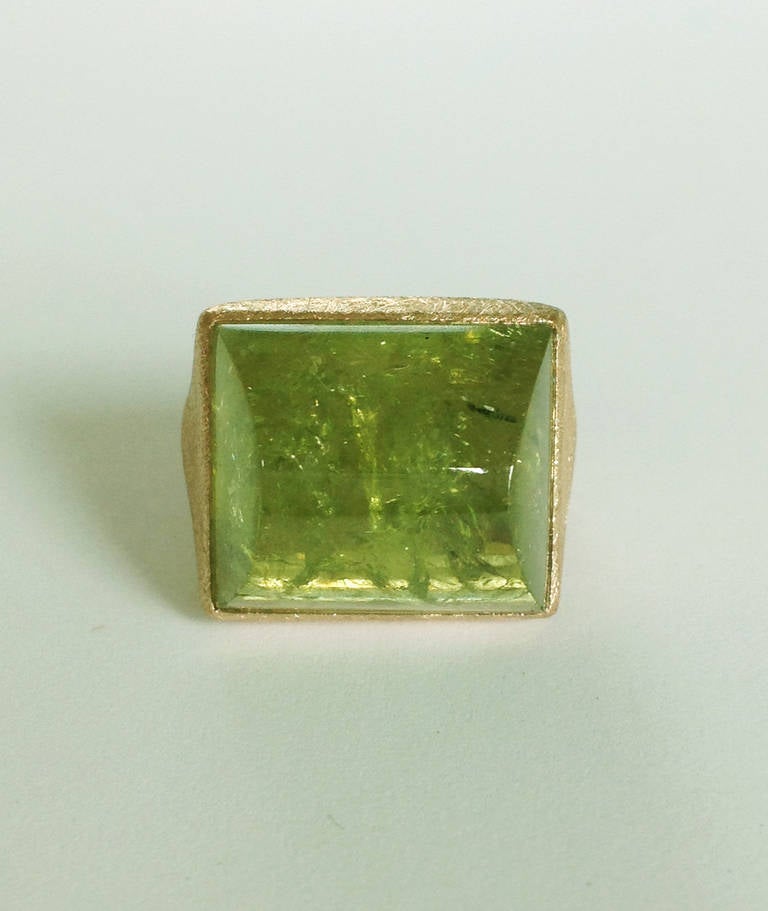 Dalben Green Garnet Scratch Engraved Gold Ring For Sale 1