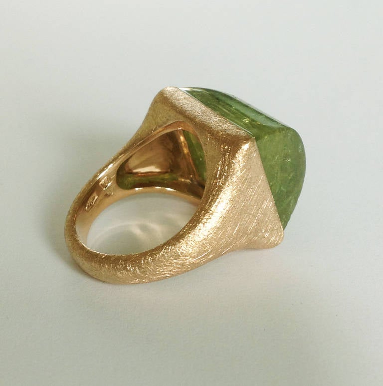 Square Cut Dalben Green Garnet Scratch Engraved Gold Ring For Sale