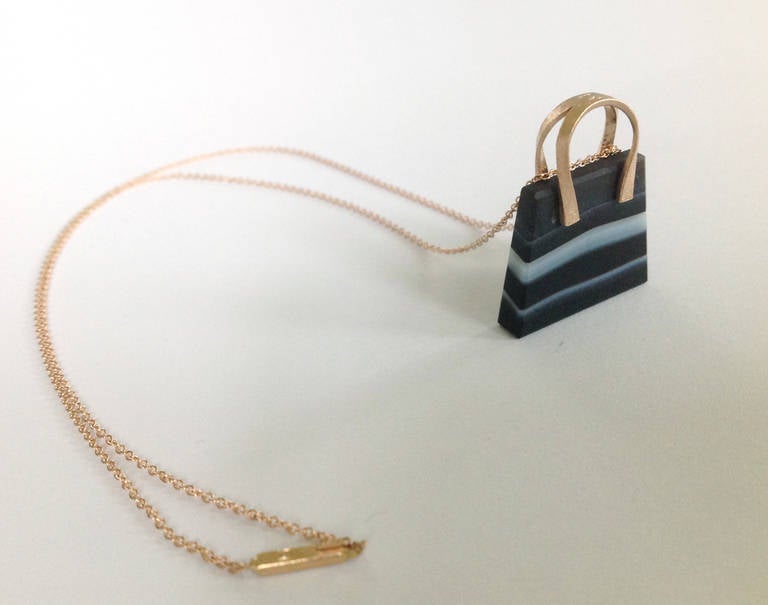 Contemporaneo Dalben Collana a fascia in agata rosa con borsa in oro in vendita