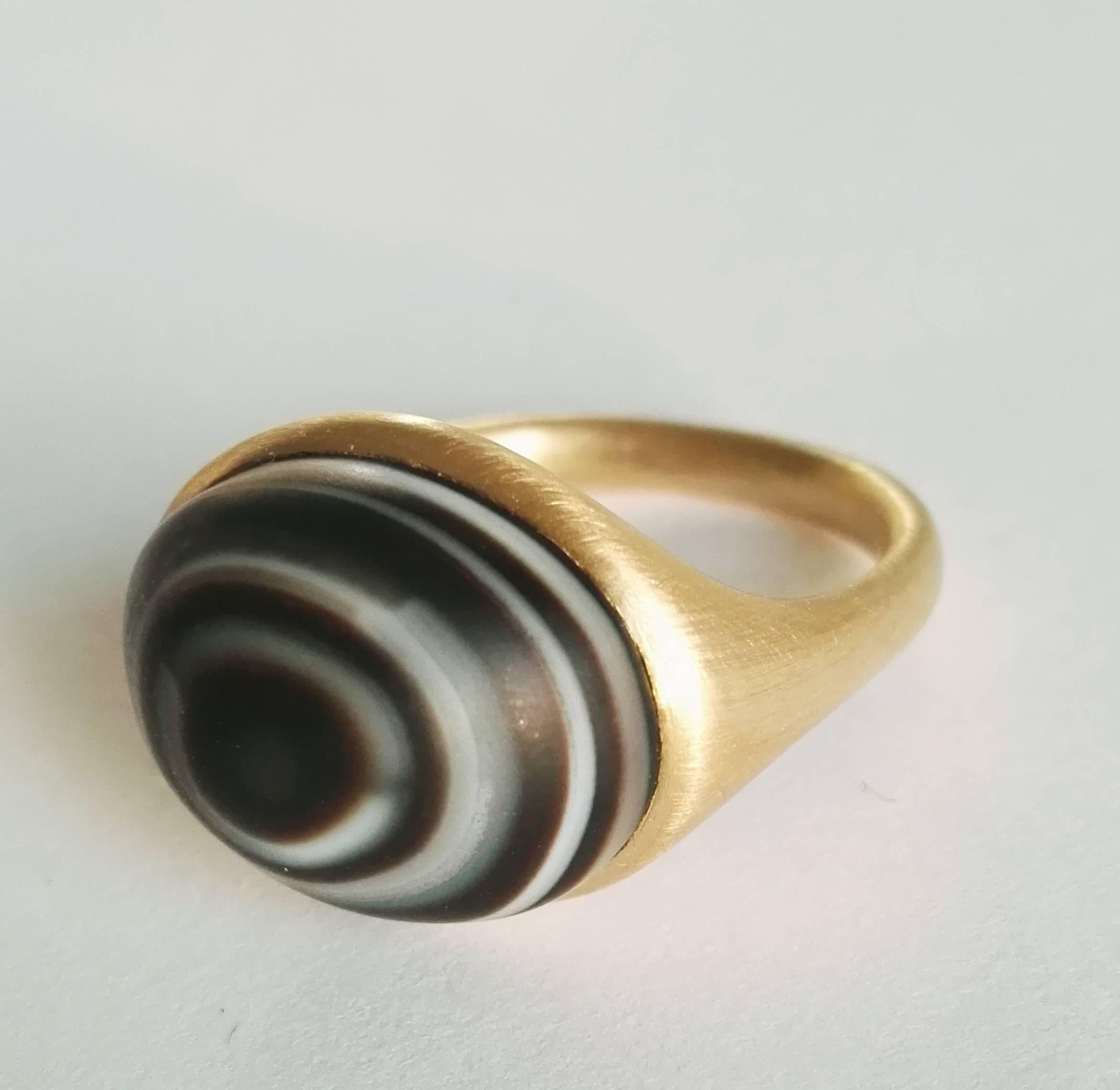 Contemporary Dalben Unisex Banded Agate Gold Ring For Sale