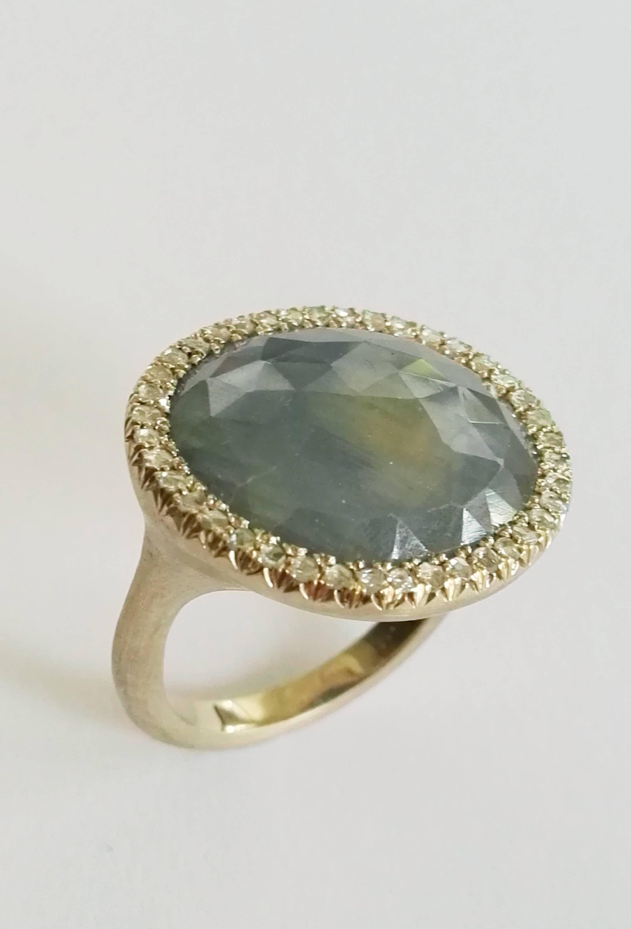 Dalben Design einzigartiger Ring aus 18k warmem Weißgold mit satinierter Oberfläche und 13,54 Karat  facettierter grauer hellblauer Saphir und 0,25 Karat Diamanten im Rosenschliff.  Größe 7 1/4 USA - 55 EU, passt sich den meisten Fingergrößen an.