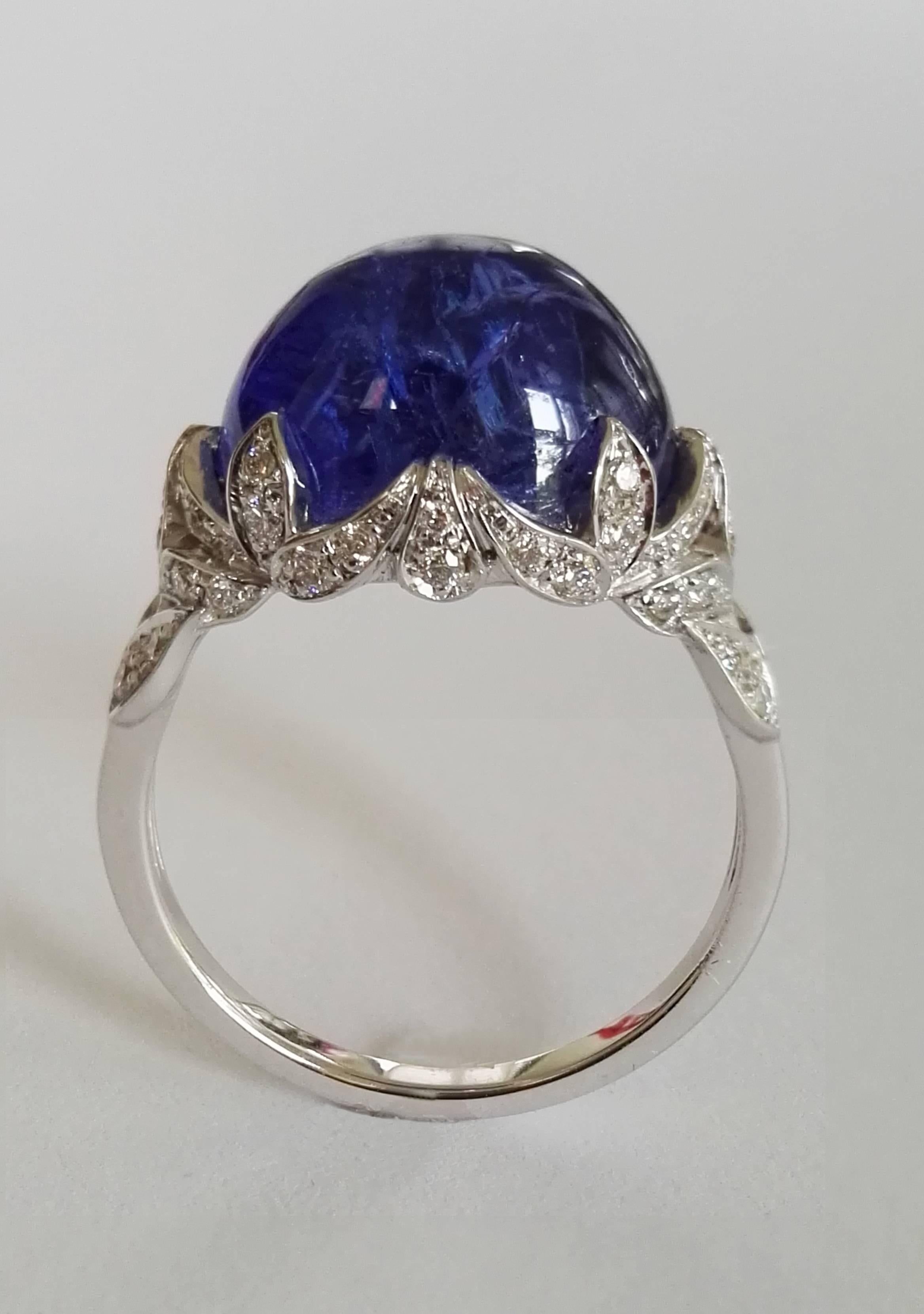 Bague en or blanc de conception Dalben avec une Tanzanite ovale taillée en cabochon pesant 8,70 carats et 44 Diamants blancs ronds taillés en brillant pesant 0,23 carats montés en or blanc 18 carats. 
Dimension de l'anneau de tête : hauteur 12 mm,