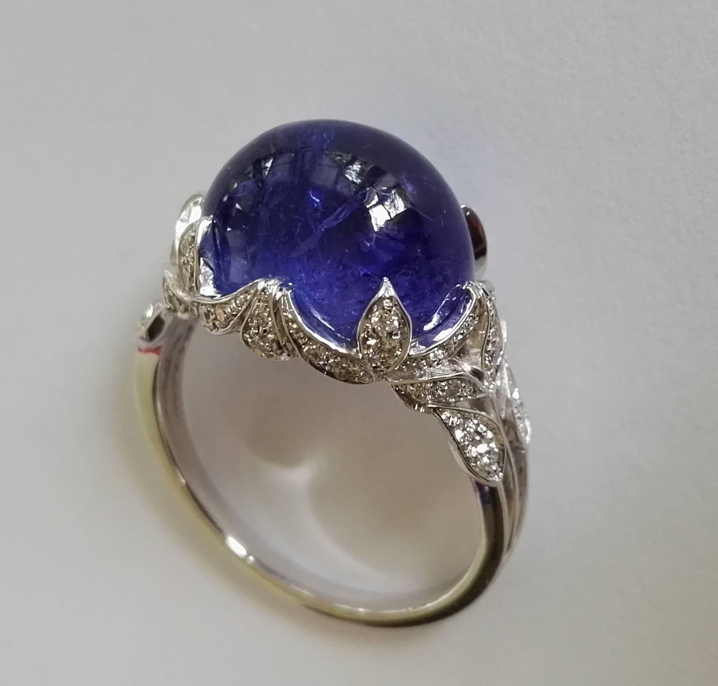 Taille cabochon Dalben Bague en or avec tanzanite et diamants en vente