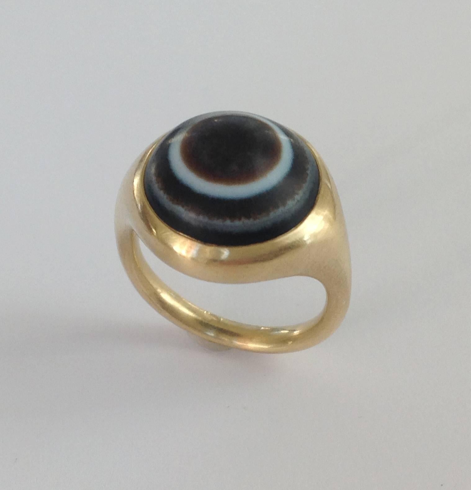 Bague unisexe unique en son genre en or jaune 18k finition satinée avec une agate ronde marron foncé et blanche de 7,10 carats sertie d'un chaton. Taille 6 3/4 USA - 54 EU adaptable à la plupart des tailles de doigts. La bague a été conçue et